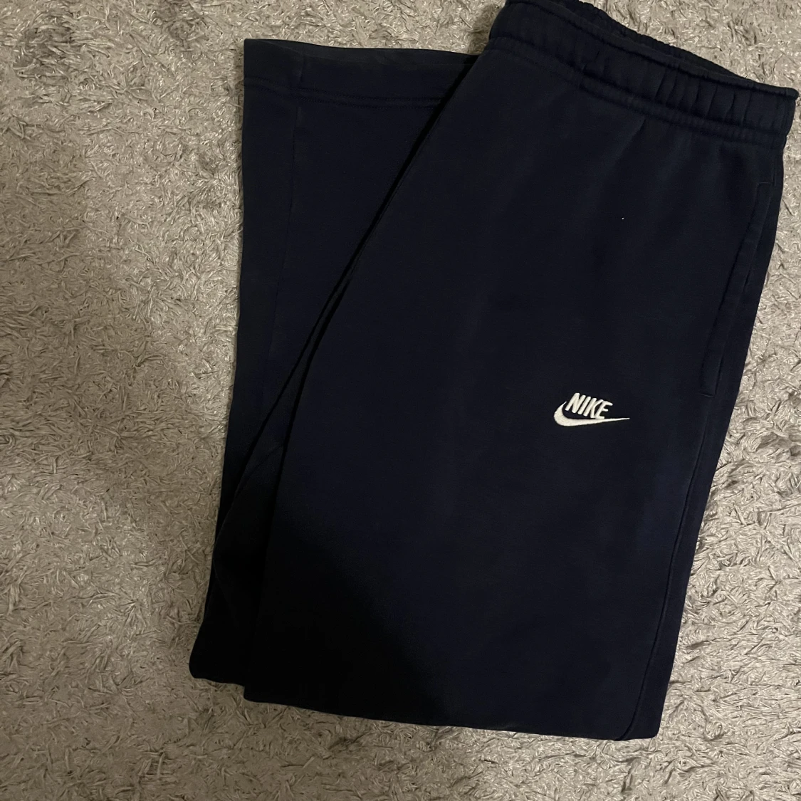 Mörkblåa Nike mjukisbyxor  - 90