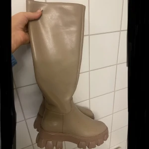 Boots - Snygga boots från NAKD.  Använda en gång, så i fint skick.  Stl:36  Frakt tillkommer  Färgen är något missvisande på bild, skriv för mer bilder 
