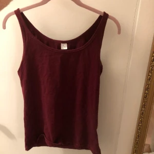 Vin rött linne  - Vin rött linne som jag köpt på second hand därav vet jag inte vilket märke det är. Men jätte fin❤️