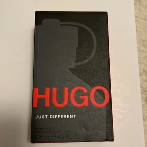 Helt ny HUGO BOSS JUST DIFFERENT Parfym - Helt oanvänd parfym från HUGO BOSS. 125ml av väldoftande vinterparfym, se bild för doft. Köpt för 995, säljs för 500kr, pris kan diskuteras vid snabb affär! Fråga gärna!