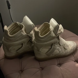 Isabel marant skor  - Säljer dessa jättefina isabel marabt skor som jag köpte i somras. Inte använt så mycket för att jag inte tycker att jag passar i sånna längre har tröttnat lite. Men skulle bli glad om någon vill köpa dessa, de är jätte fräscha o sköna o gå i. Passar allt.