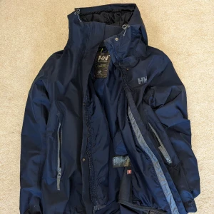 Helly Hansen 2 piece jacka - Helly Hansen jacka i dam modell storlek M dubbla lager med flis jacka inne som går att användas separat också. Väldigt varm när man använder båda.