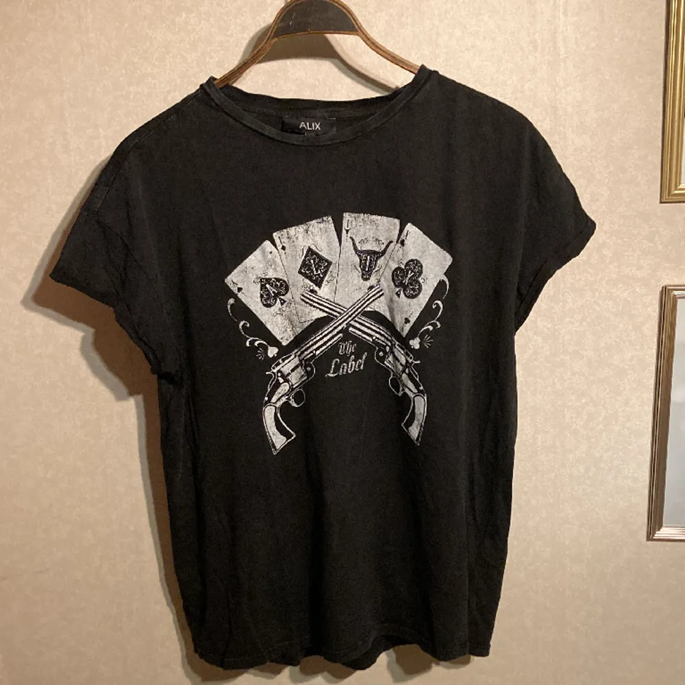 En svart Alix t-shirt med coolt tryck. Är i nyskick, slitage är stentvättat och tryckt :)   Nypris 700kr. T-shirts.