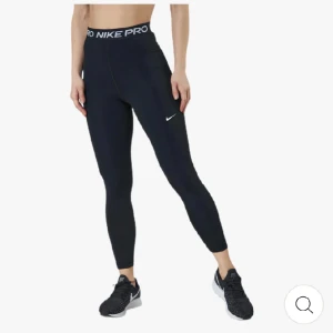Nike PRO tights  - Säljer dessa super fina tränings tights ifrån Nike, köpt för något år sedan. Inga defekter.