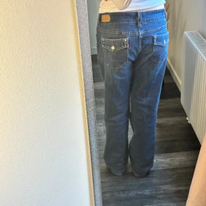 Jeans - Jeans med snygga bakfickor köptes för 750 