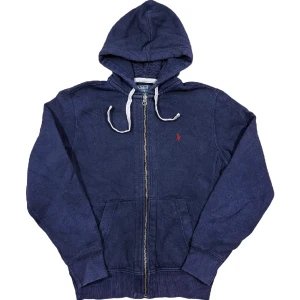 Ralph Lauren Zip-Up Hoodie - Marinblå huvtröja med dragkedja från Ralph Lauren, bra skick! Storlek S, ställ gärna frågor!😊