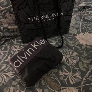 Calvin Klein Trosor Thong - Calvin Klein Trosor i grå. HELT NYA!  köpte dem i fel storlek och gick inte att byta. (Nypris 179kr) Xs men passar nog även Small 