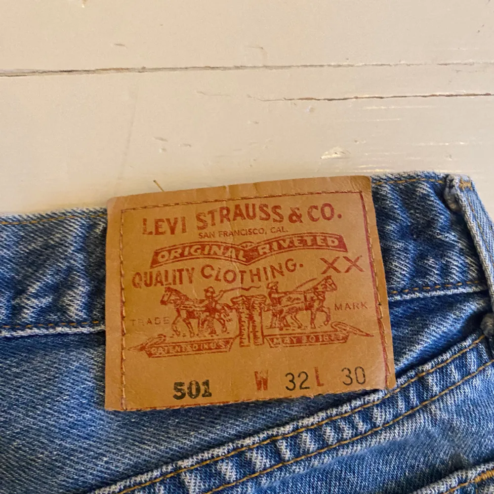 Säljer ett par jättesnygga Levis 501 32/30. Jag är en s och de sitter snyggt på ett baggy sätt. Väldigt trendiga och snygga jeans! . Jeans & Byxor.