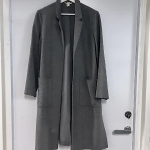 Grå kappa - Grå kappa från h&m, anvönt men bra skick.