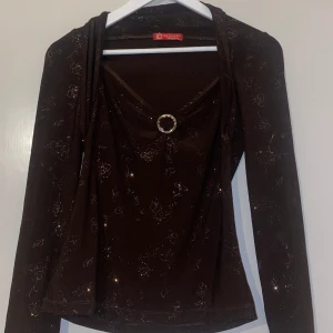 Glittrig topp - Säljer pågrund av att jag har rensat i min garderob. Bra kvalitet. Rökfritt hushåll men hund och katt finns i huset<3 Skriv innan du köper gärna. Skickar med nått litet extra😉