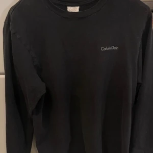 Calvin Klein tröja - Säljer denna Calvin Klein tröja BILLIGT🔥 skick 9/10 och pris kan även diskuteras👊