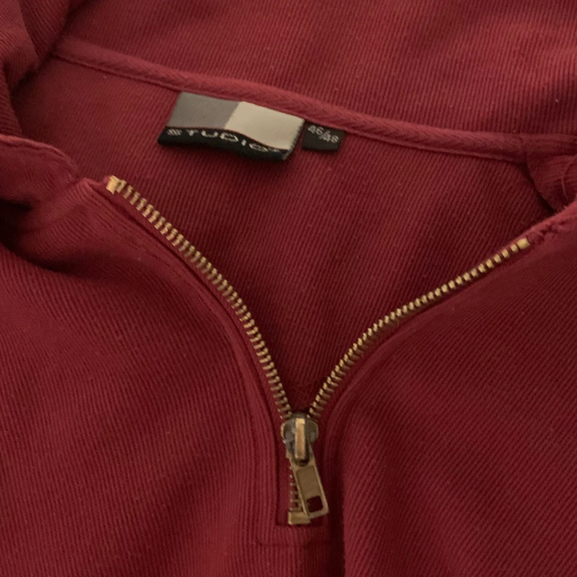 Röd tröja med dragkedja  - 91