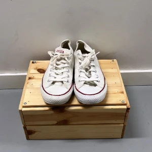 Vita converse - Använt skick.