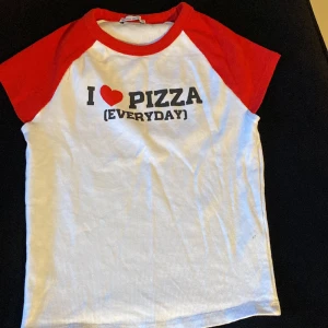 I ❤️ pizza t-shirt  - Vit/röd t-shirt. Text : i ❤️pizza (everyday). I storlek m, men känns som s 