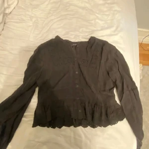 Blus - Fin söt volang blus med fina detaljer🥰