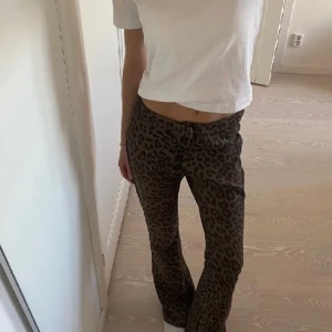 Leopard kostymbyxor - Säljer dessa ascoola byxor då dom inte passar mig, köpta här på plick (lånade bilder)😍 Från Guts & Gusto!  innerbenslängd: 82cm