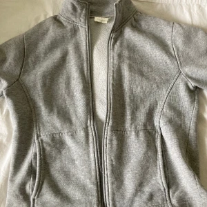 Fleecetröja  - En fin grå zip up, knappt använd🫶🏼