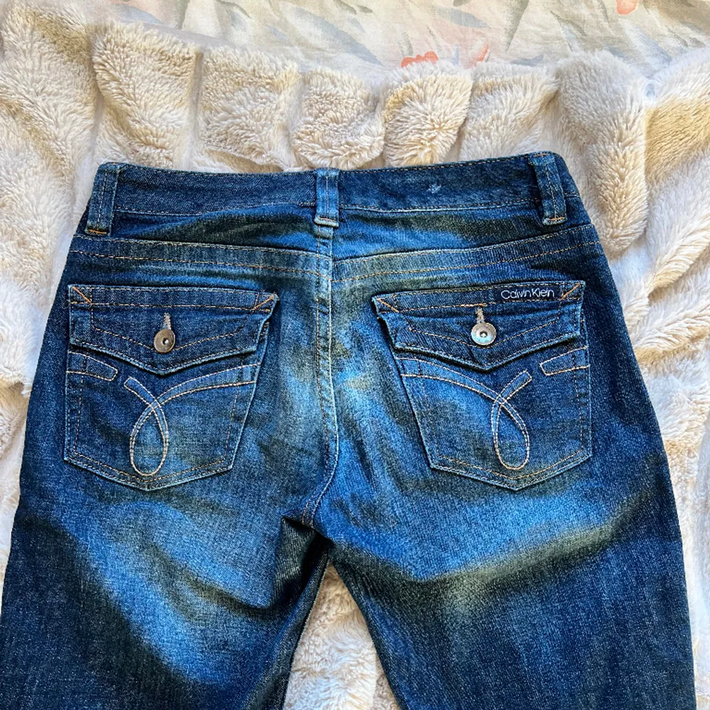 Lågmidjade jeans i stl 6, passar någon mellan 165-175 cm S/M 💗. Jeans & Byxor.