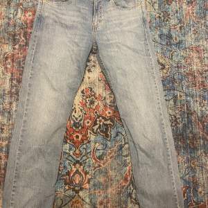 Säljer mina blåa Levis jeans då dom inte passar längre. 9/10 skick hör av er vi frågor nypris 1300
