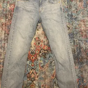 Säljer mina blåa Levis jeans då dom inte passar längre. 9/10 skick hör av er vi frågor nypris 1300