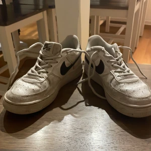 Nike Ari force 1  - Hej jag säljer dessa Ari force 1 för att de inte passar mig jag använde dessa för runt 1 år sedan så de är för små nu. Köpte de för 1200 och säljer de för 500 för de är lite smutsiga det är storlek 35,5 så de är för runt 11 åringar