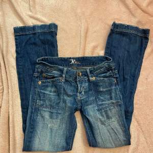 Jätte fina Lågmidjade bootcut jeans! Säljer för att de tyvärr är för små för mig! Jag har aldrig använt dem! Jätte bra skick. Skriv gärna vid frågor💕💕