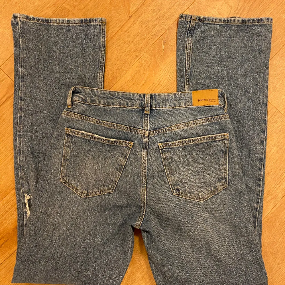 Säljer då byxorna är lite förstora (därför knappt använda). Skulle säga att färgen på byxorna är mest lik den första bilden. 🫶 . Jeans & Byxor.