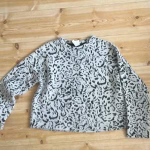 Jättefin och oanvänd tröja från hm i leopard mönster. Köpt för 499kr. 