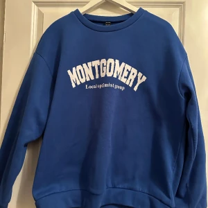 Sweatshirt - Supersnygg sweatshirt i polyester. I bra skick, inte använd jättemycket. Materialet kan ha en tendens att noppa sig.💙💙