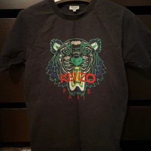 Kenzo T-shirt - Storlek S  Äkta Kenzo Använd 4 gånger tvättad 3 gånger  Skriv gärna om ni har någon fråga! 