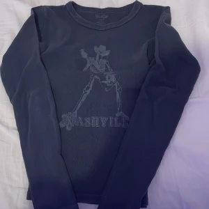 Brandy Melville tröja - Fin tröja från brandy Melville💗 Sparsamt använd men inga defekter.  Jag tror jag köpte den för cirka 250kr. Säljs då den inte riktigt är min stil längre💗