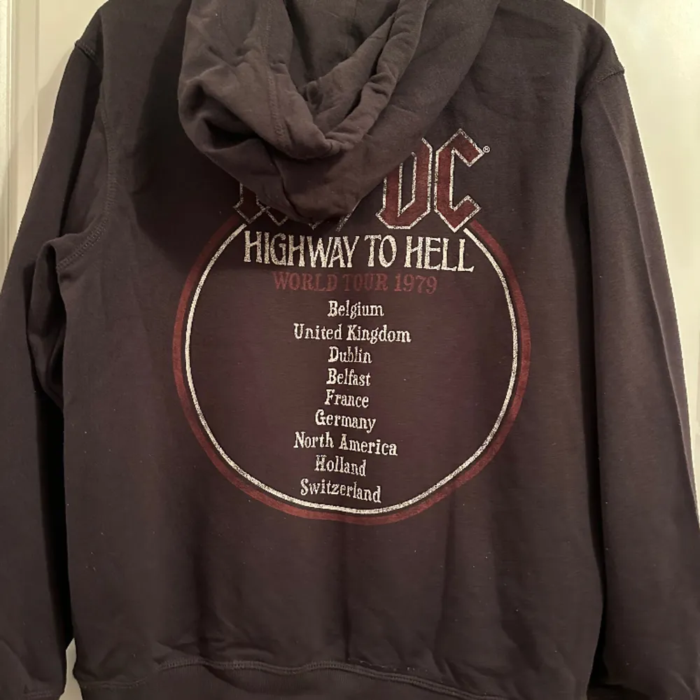 Jättemysig hoodie med snyggt AC/DC tryck. I bra skick, lite oversized.💘. Hoodies.