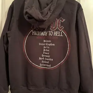 Jättemysig hoodie med snyggt AC/DC tryck. I bra skick, lite oversized.💘