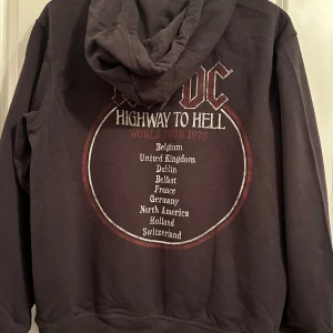 AC/DC hoodie - Jättemysig hoodie med snyggt AC/DC tryck. I bra skick, lite oversized.💘