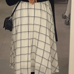 Kjol  - Fin kjol i bra skick, skriv gärna om du vill ha fler bilder eller vill diskutera priset 🤗