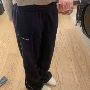 Vintage champion byxor - Säljer mina mörkblå champion ”Track pants”!💕 väldigt fina och sköna. De är oversized och lågmidjade men vet tyvärr inte den exakta storleken. Jag brukar ha s/m i byxor. Köparen står för frakten!💕
