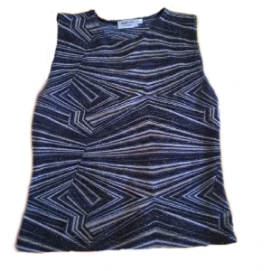 Glittrig topp - Glittrig topp. Pris kan diskuteras. Vid funderingar skicka gärna pm. ❤️