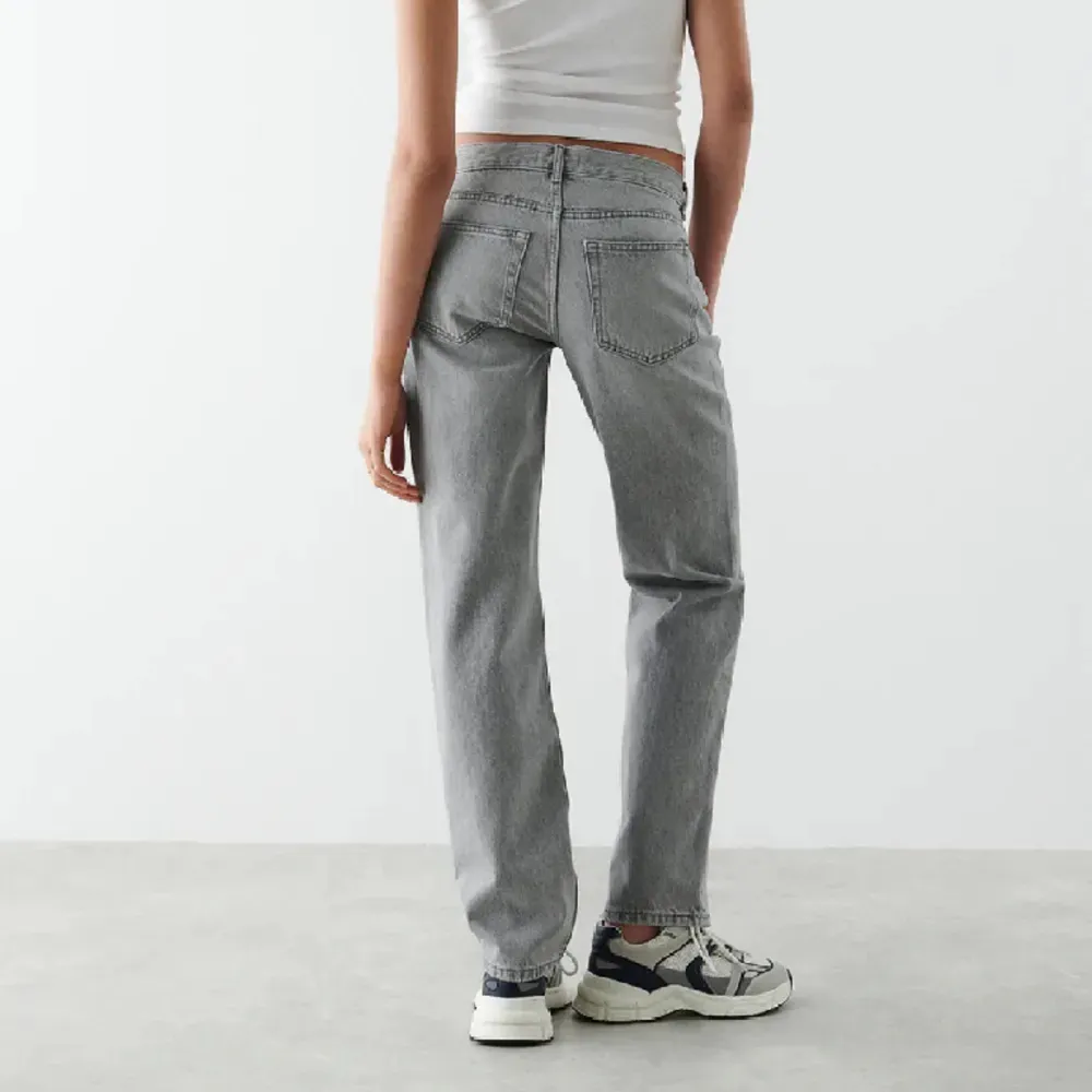 Lågmidjade straight leg jeans i storlek 36 från Gina. Superfint skick. 195kr. Jeans & Byxor.