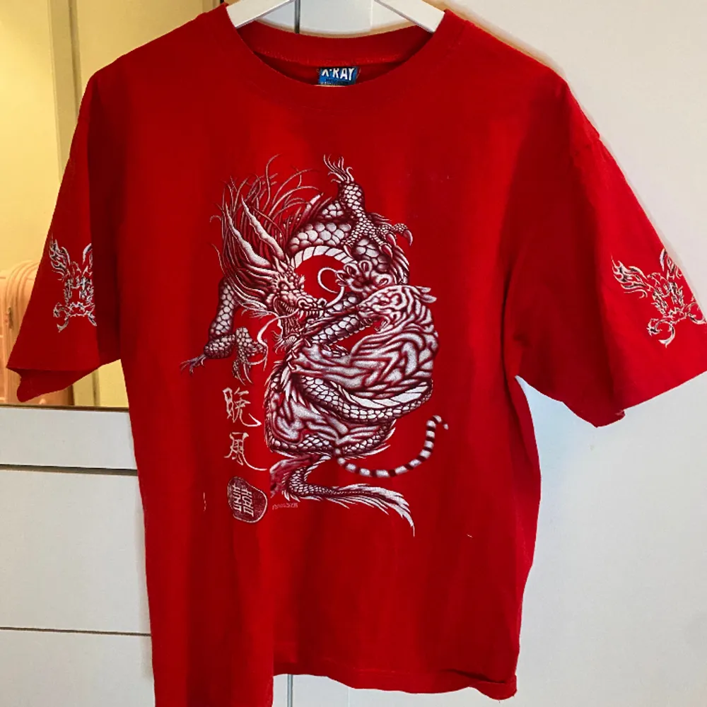 Jättensnygg röd T-shirt med drake och yinyan print ♥️. T-shirts.