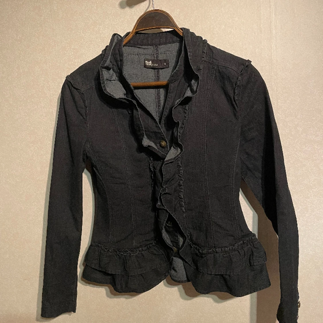 Jeansblus volanger, guldknappar