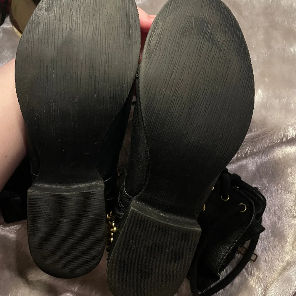 Steve Madden kängor.  Strl 37   Lite slitna upptill inuti, se bild 2 men syns ej utanpå. . Skor.