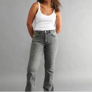 Super fina jeans från Gina tricot. Säljer då jag beställde fel färg. Har fortfarande lappen kvar, aldrig använda.  Nypris: 499