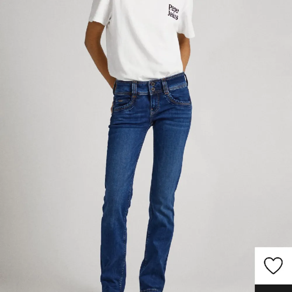 Tar bara Swish ❤️ Jätte fina jeans från Pepe jeans som tyvärr jag beställde i fel storlek💕 har använt dom en gång🫶 Är igentligen storlek 24/30 men tänkte att 25/34 skulle passa ändån🌟 köpte för 999kr. Jeans & Byxor.