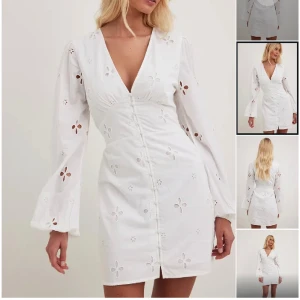 NA-KD student klänning  - Säljer min vita klänning från NA-KD som är helt slutsåld på hemsidan. Köpte av en tjej på plick, men bestämt mig för att köra på en annan. Där av säljer jag den. Fint skick och ser inte andvänd ut. Säljer endast genom att ni skriver till mig:) 