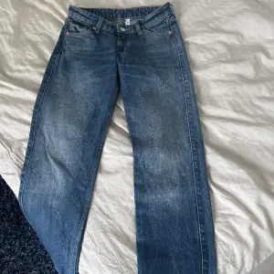 Jeans från weekday i modellen arrow. Det ät lågmidjade raka jeans. Storleken är 23/30. 