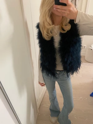 Pälsväst  - Helt sjukt cool och snygg pälsväst i fjädrar från river island, sparsamt använd 