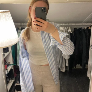Linne skjorta  - En blå & vit randig linne skjorta från H&M, endast använd 1 gång på konsert☺️