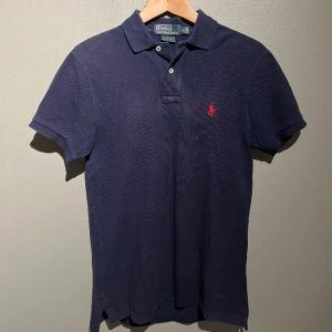 Ralph Lauren Piké - Tjena! Säljer en marinblå Ralph Lauren piké i marinblått, storlek S. Den är i fint skick och är sparsamt använd. Om du är intresserad har jag två andra pikéer i min profil om du vill kolla in dem, annars om du har frågor hör gärna av dig:)