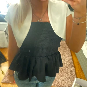  bandeau topp - Superfin svart bandeau från zara, aldrig använd nytt skick, storlek S ( fläckarna är på spegeln )