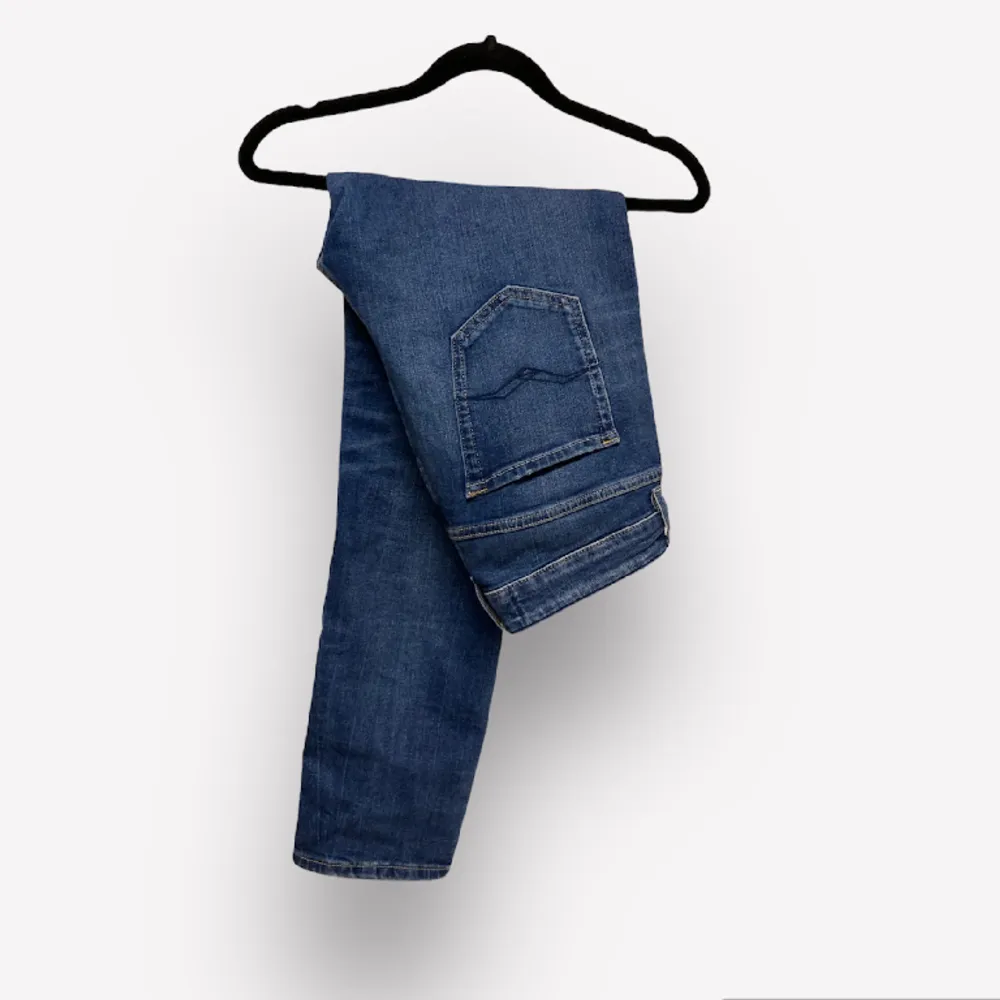 Modellen heter Marty och byxorna är i nyskick med NFC tag.nypris ligger runt 1799kr. Jeans & Byxor.